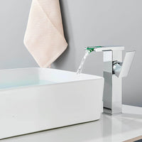 Robinet mitigeur cascade à LED autonome