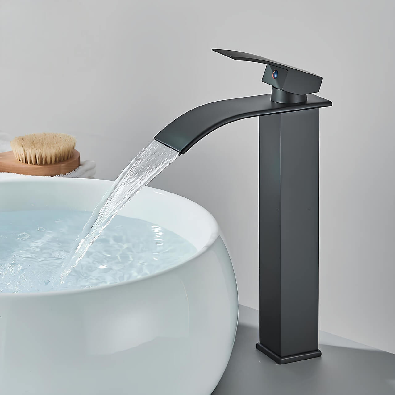 Robinet de vasque bec cascade design moderne L'art du robinet