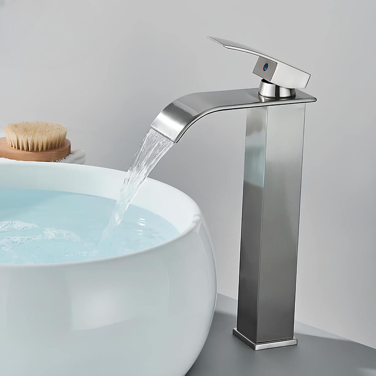 Robinet de vasque bec cascade design moderne L'art du robinet
