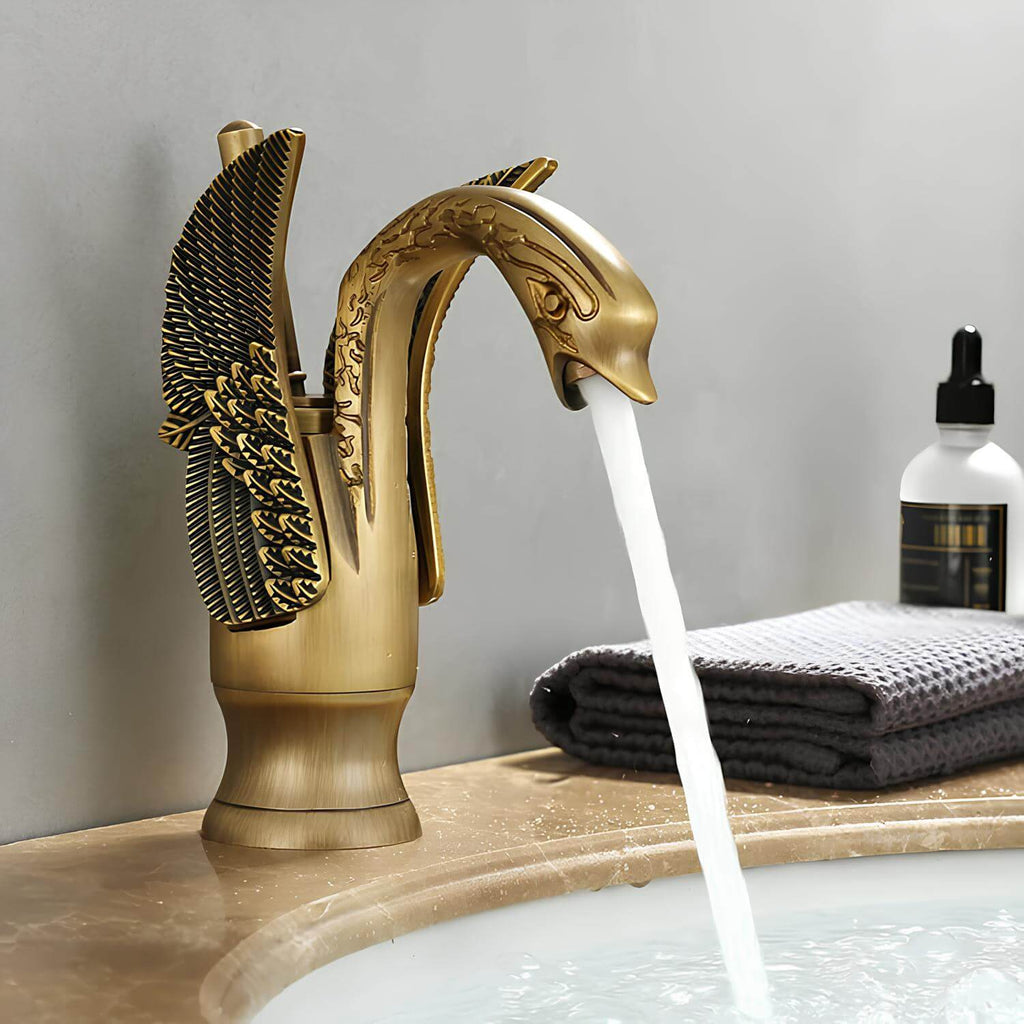 Robinet lavabo doré en forme de cygne L'art du robinet