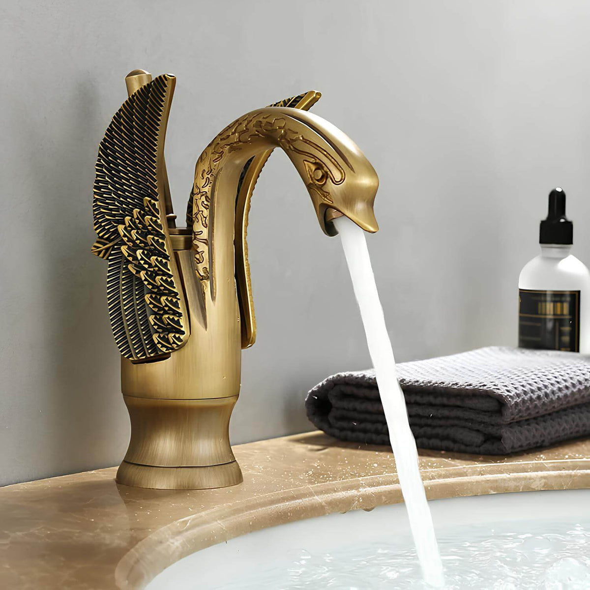 Robinet lavabo doré en forme de cygne L'art du robinet