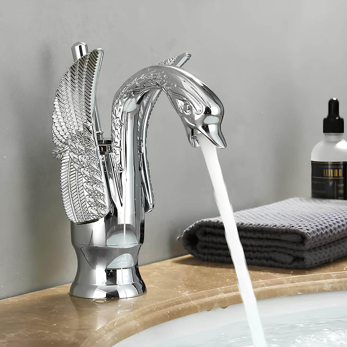 Robinet lavabo doré en forme de cygne L'art du robinet