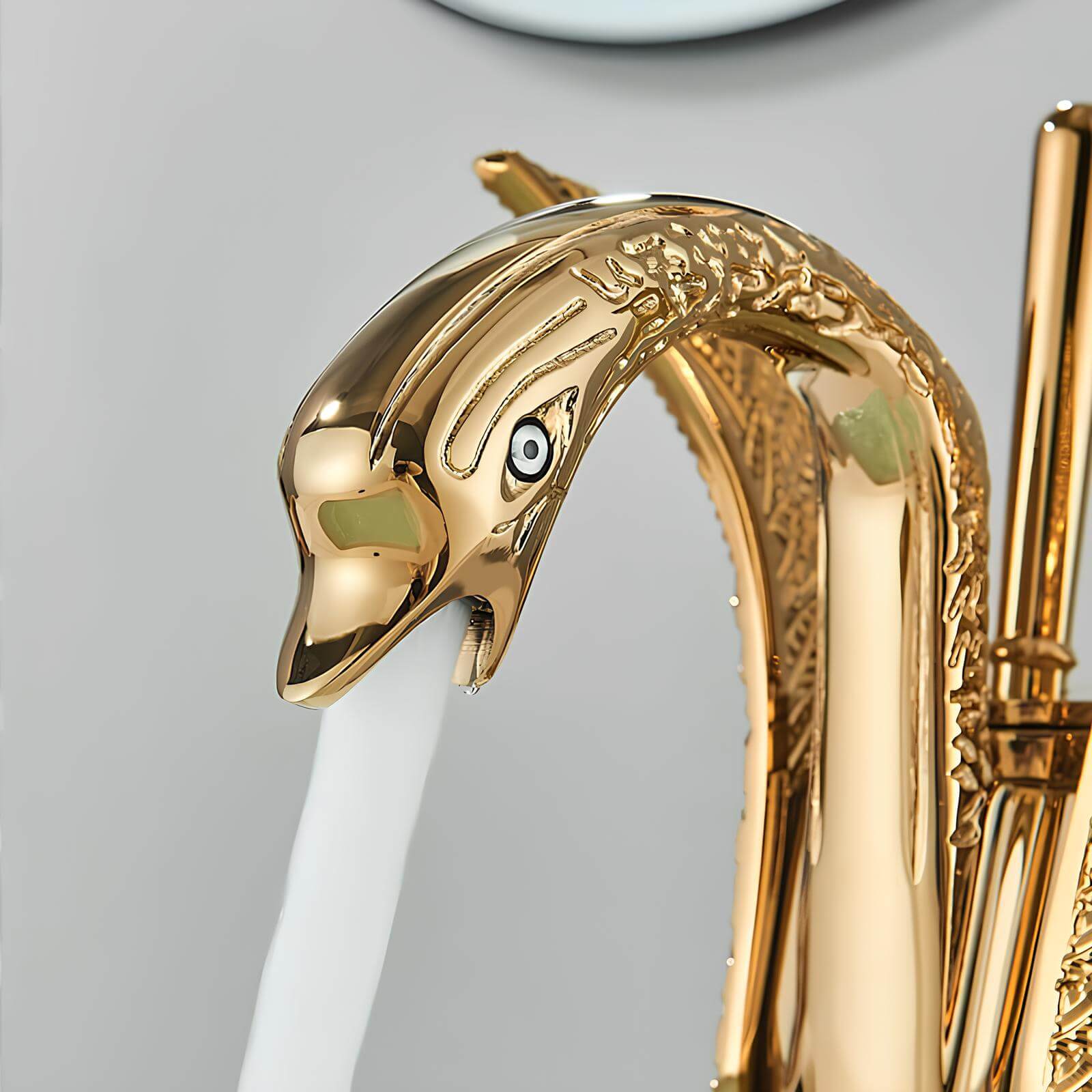 Robinet lavabo doré en forme de cygne L'art du robinet