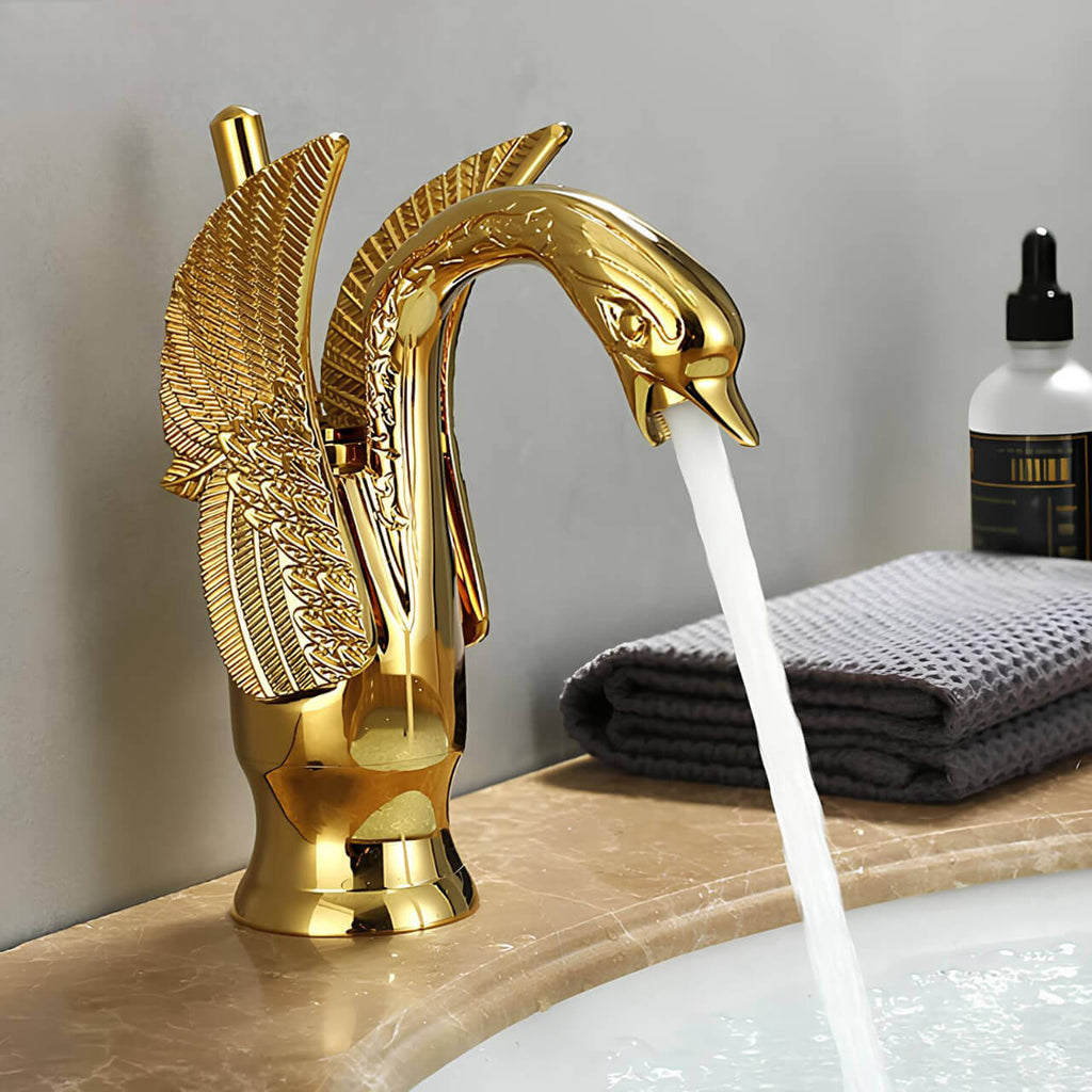 Robinet lavabo doré en forme de cygne L'art du robinet