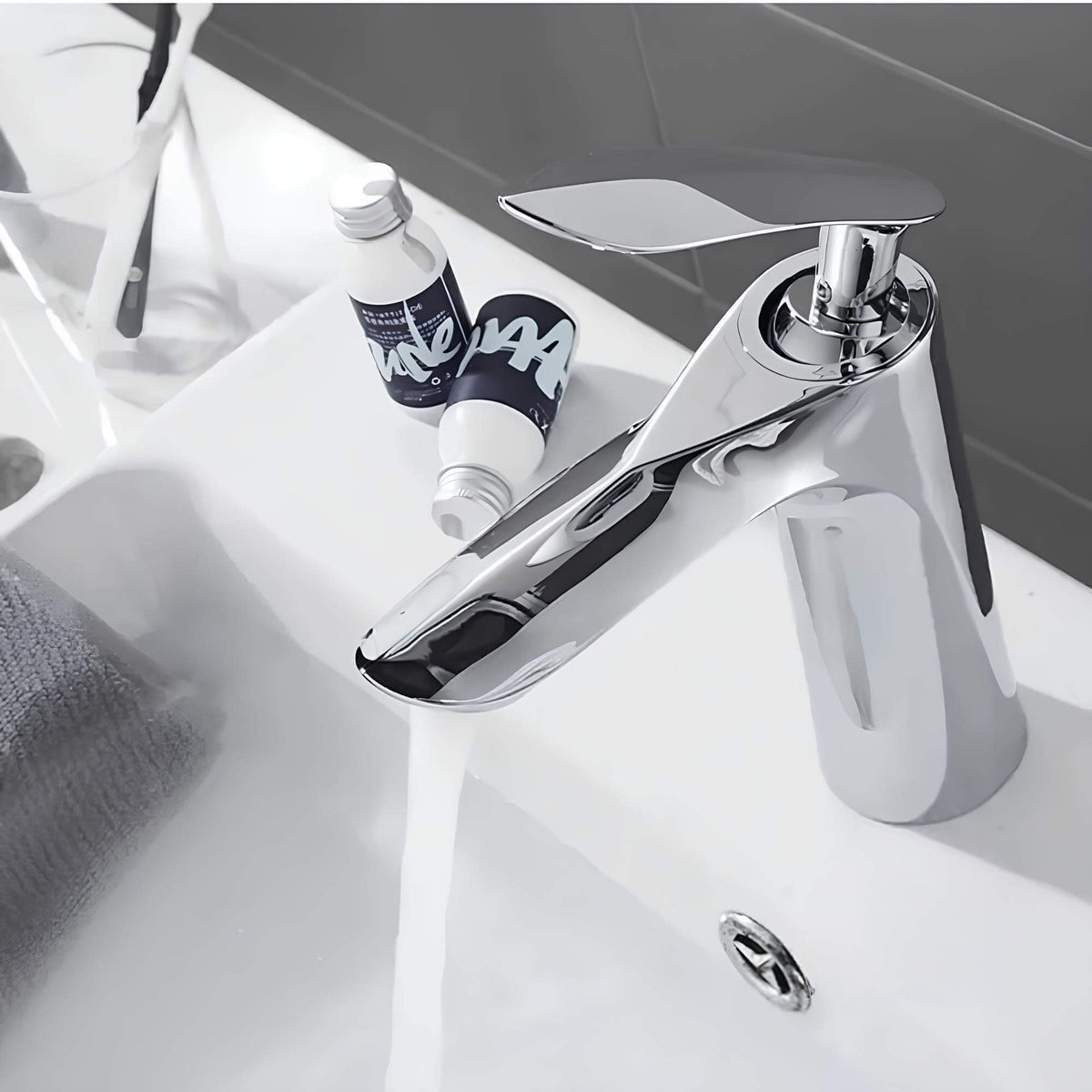Robinet lavabo mitigeur cascade design contemporain L'art du robinet