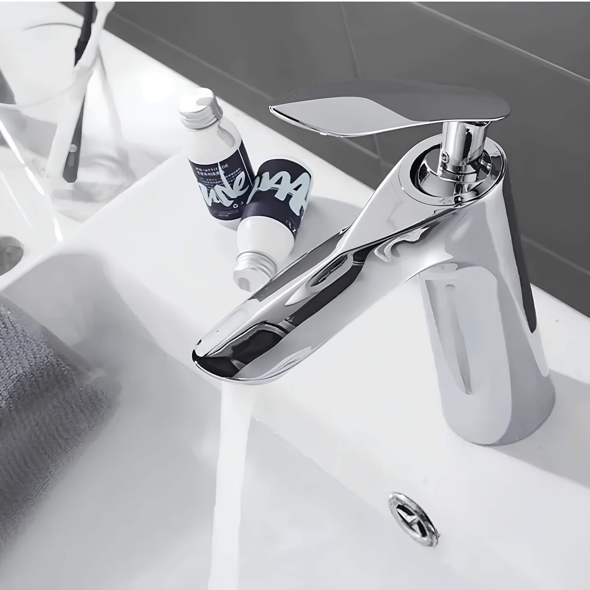 Robinet lavabo mitigeur cascade design contemporain L'art du robinet