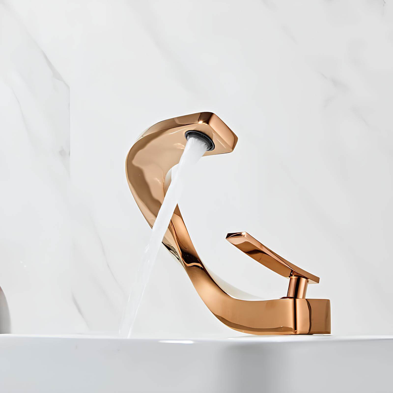 Robinet lavabo or rose design contemporain L'art du robinet