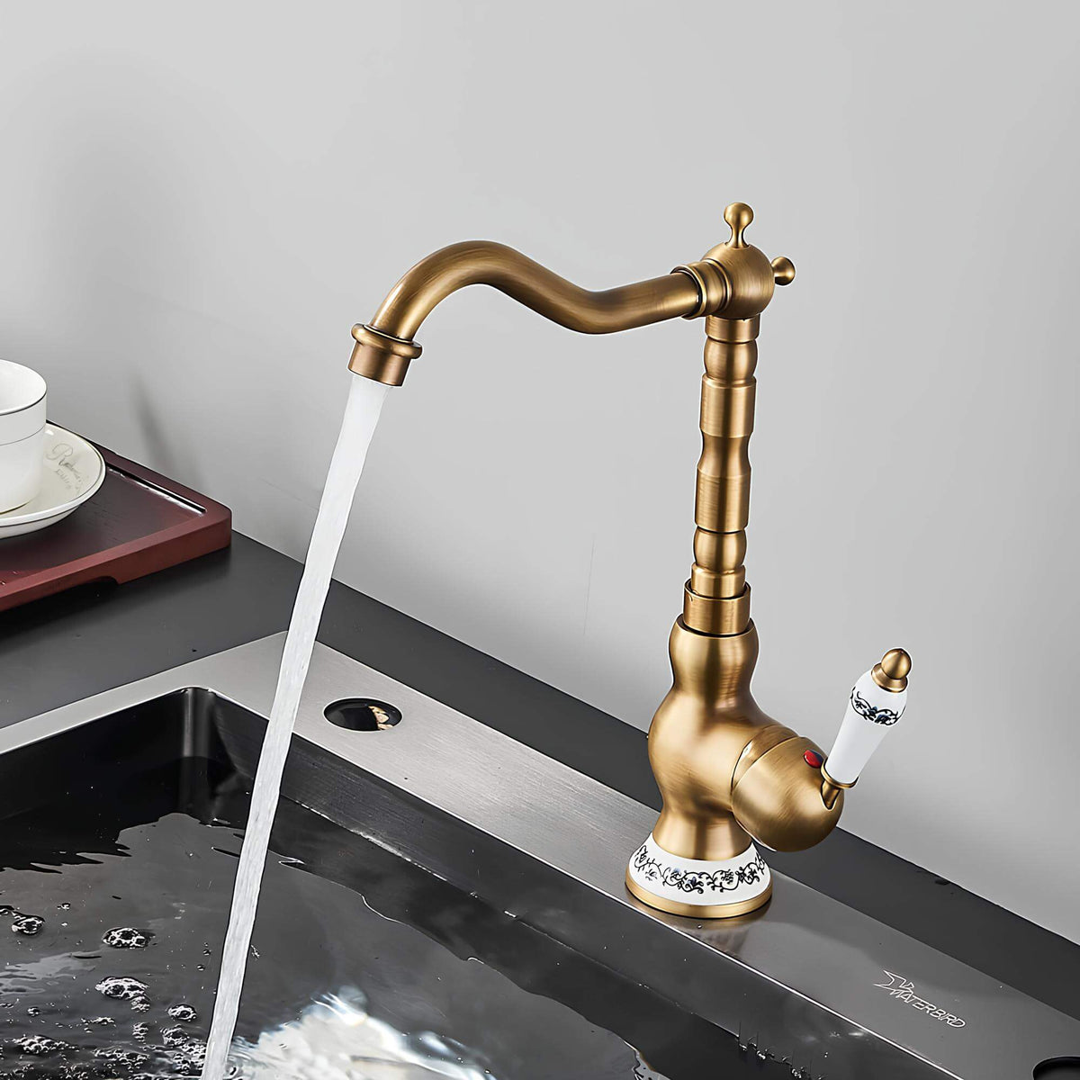 Robinet lavabo vintage bronze antique rotatif L'art du robinet