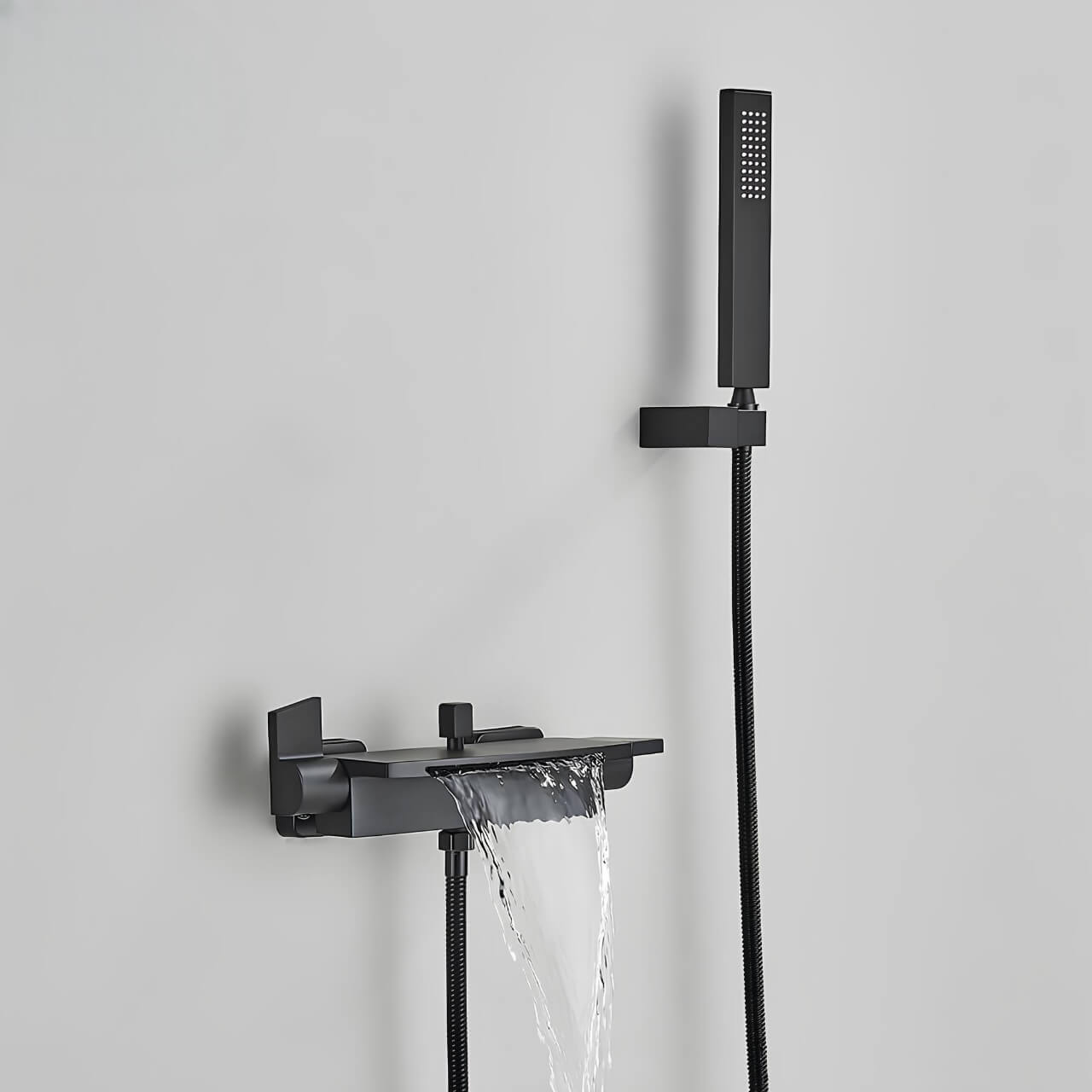 Robinet mitigeur baignoire noir mat cascade et douchette L'art du robinet
