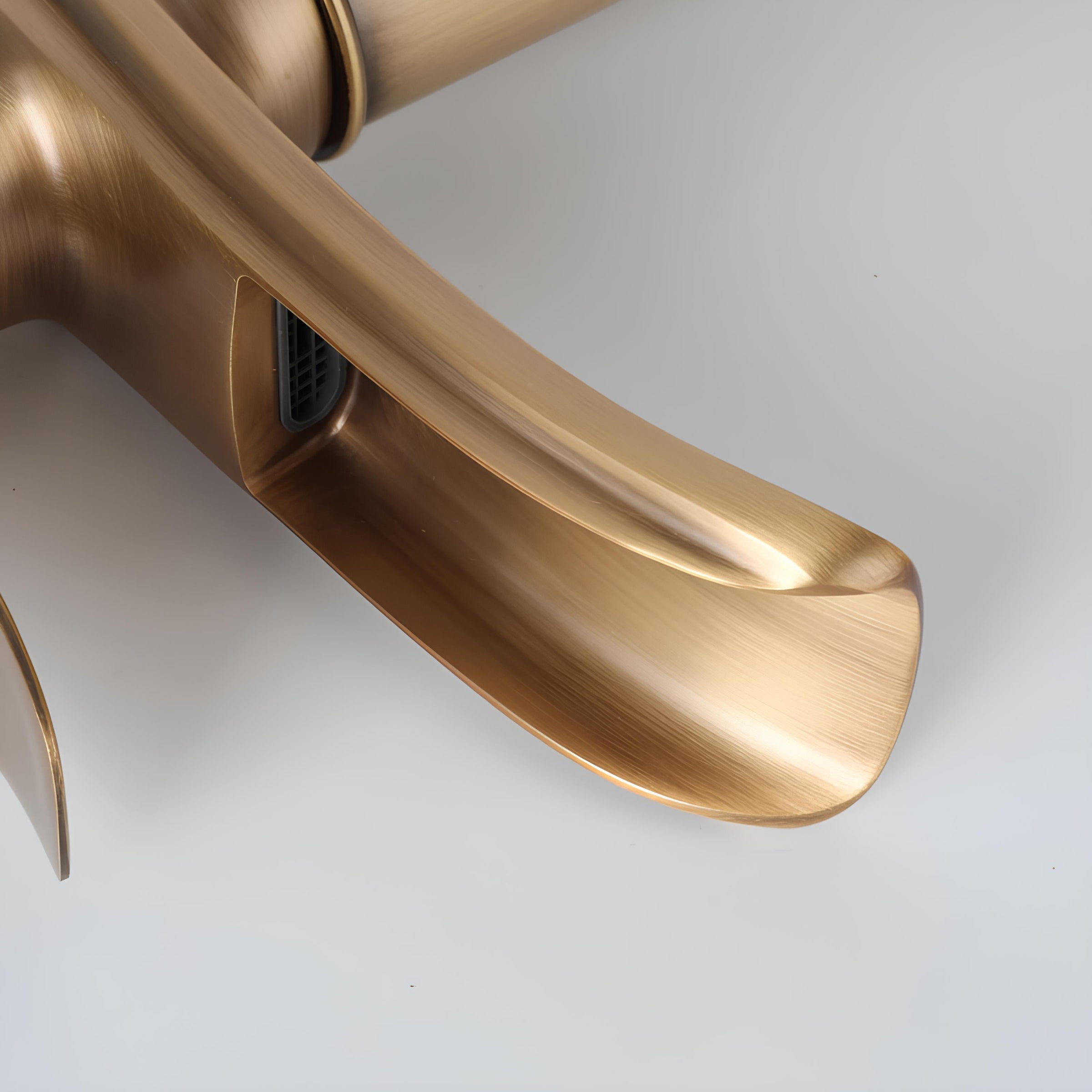 Robinet vasque cascade design contemporain L'art du robinet