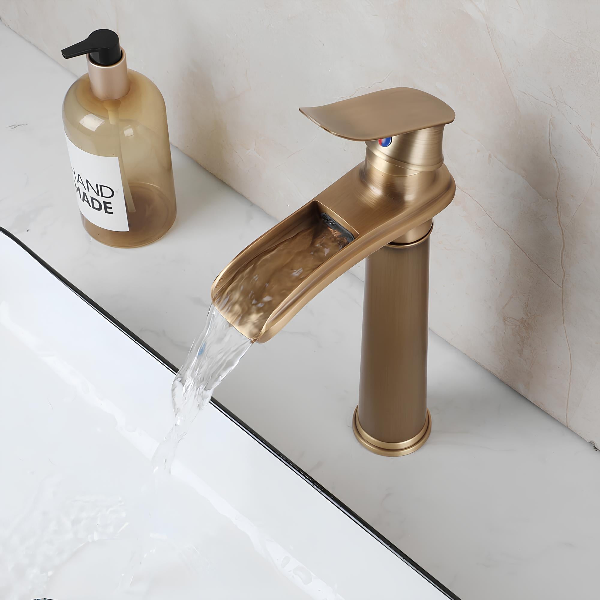 Robinet vasque cascade design contemporain L'art du robinet