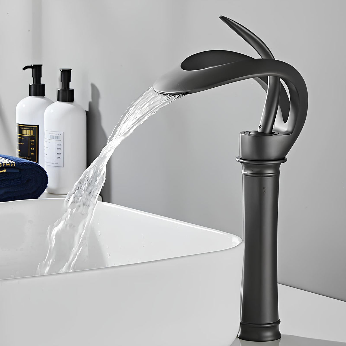 Robinet vasque cascade laiton design moderne L'art du robinet Image